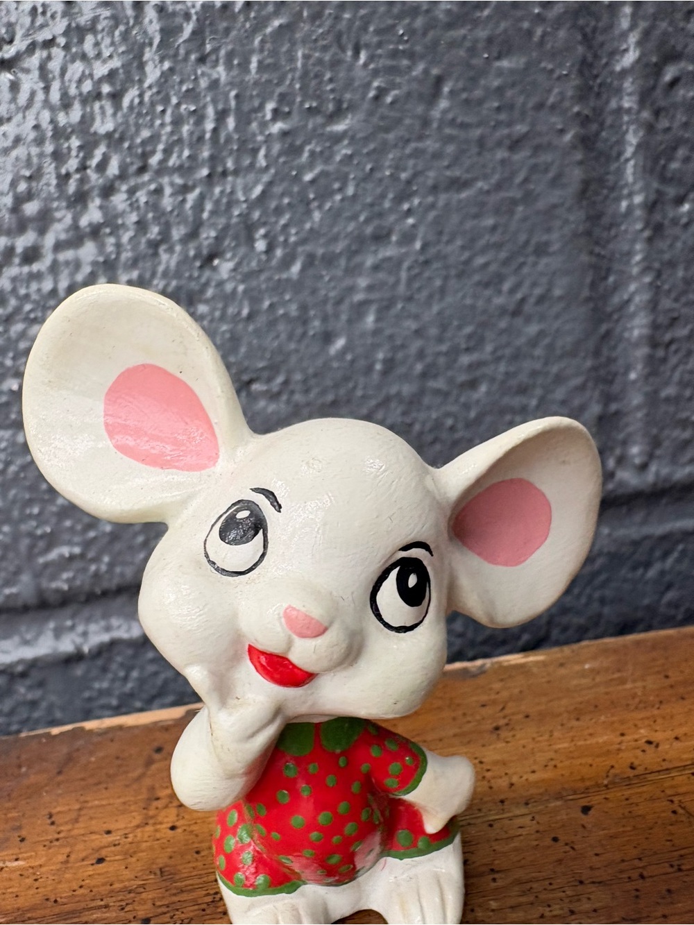 Vintage ceramic painted mouse strawberry Christmas colors - Picture 2 of 6